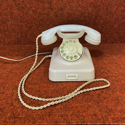 Ein altes Telefon auf einem Teppich