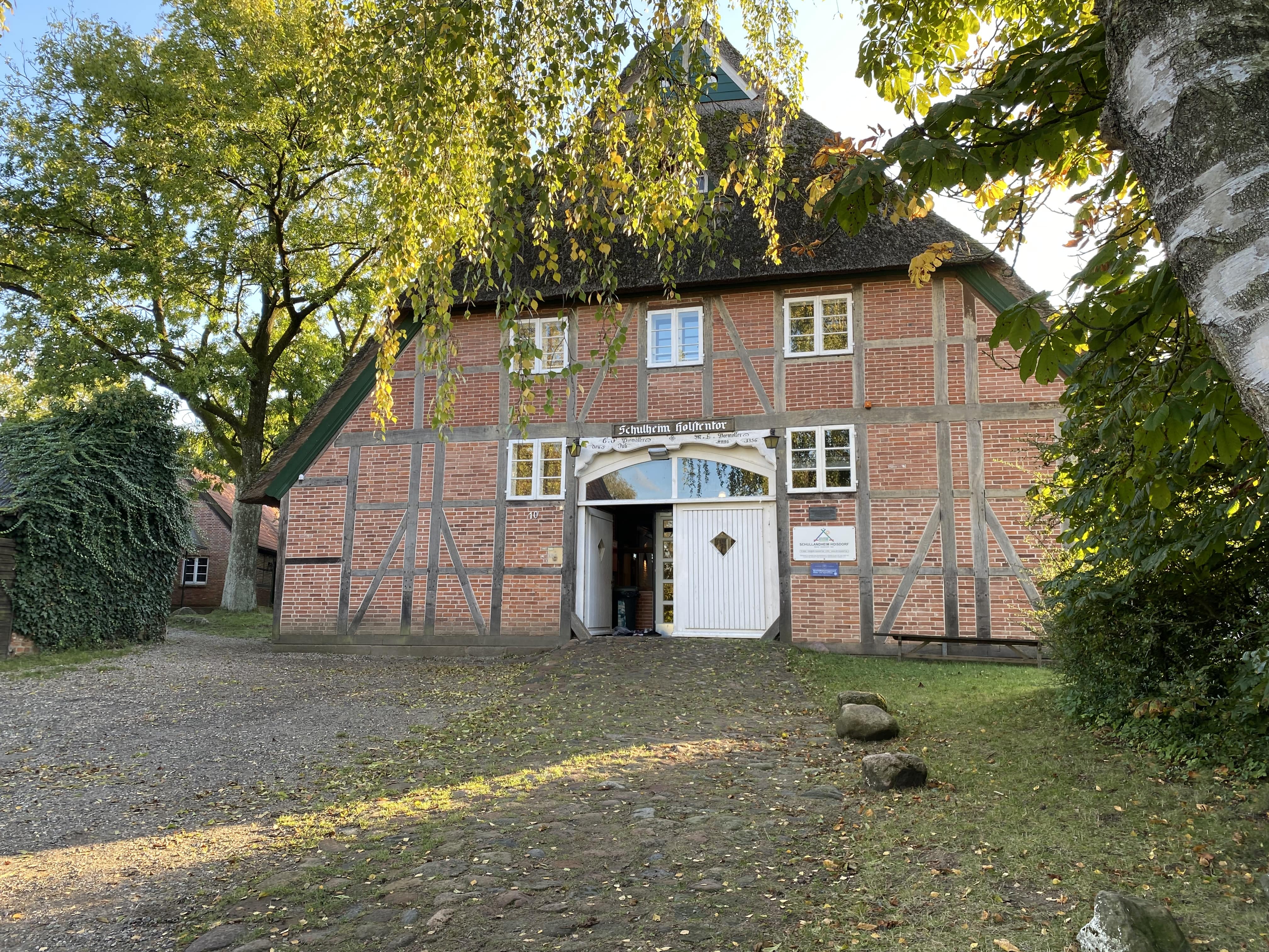 Fachwerkhaus mit Bäumen